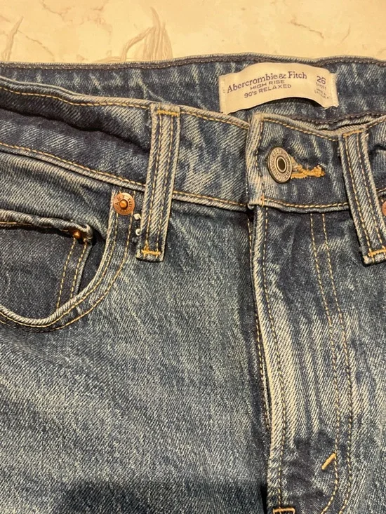 Abercrombie & Fitch High Rise 90s Relaxed Raw Hem Jean Curve Love - Picture 4 of 4